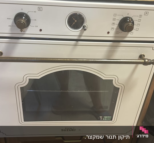 תנור אפייה עם כפתורים ומד חום